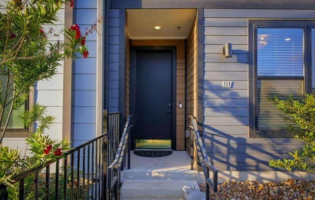 3-bedroom rental at 719 E Locust St Unit 4107 in San Antonio, TX — photo 5