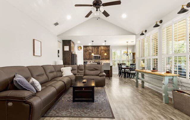 3-bedroom rental at 950 Live Oak Dr in Spring Branch, TX — photo 2