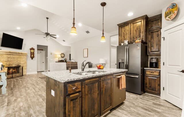 3-bedroom rental at 950 Live Oak Dr in Spring Branch, TX — photo 3
