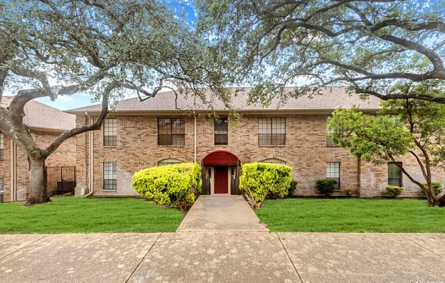 2-bedroom rental at 7926 Broadway Unit 101 in San Antonio, TX — photo 1