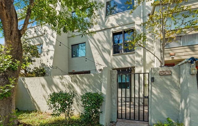 4-bedroom rental at 3103 Eisenhauer Rd Unit J 11 in San Antonio, TX — photo 2
