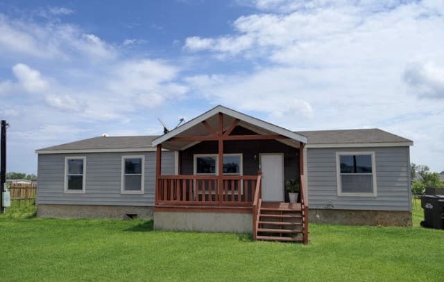 4-bedroom rental at 401 Ala Blanca Dr in Lytle, TX — photo 1