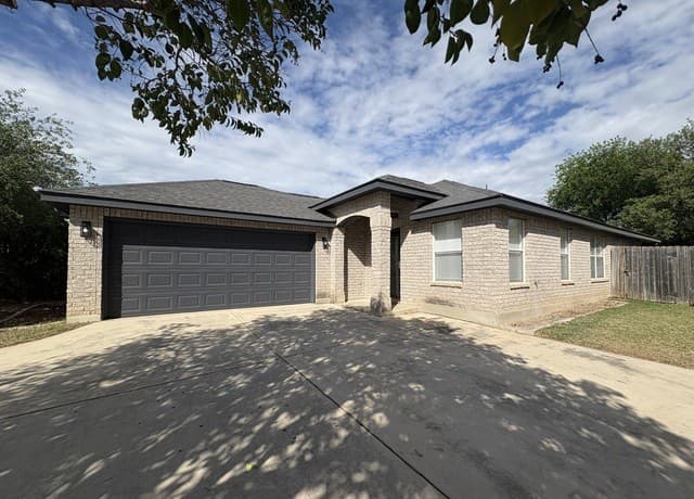 3-bedroom rental at 10418 Alsfeld Ranch in Helotes, TX — photo 1