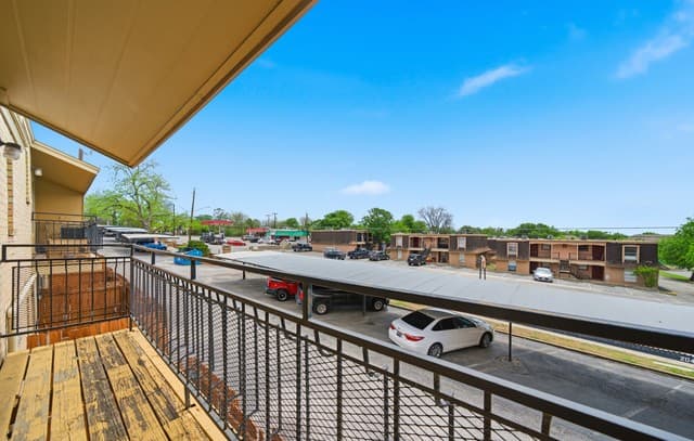 1-bedroom rental at 911 Vance Jackson Unit 204 in San Antonio, TX — photo 4