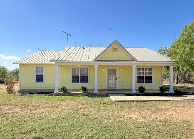 3-bedroom rental at 680 W County Road 678 in Natalia, TX — photo 1