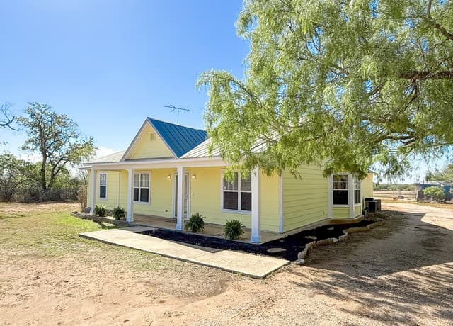 3-bedroom rental at 680 W County Road 678 in Natalia, TX — photo 2