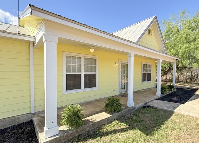3-bedroom rental at 680 W County Road 678 in Natalia, TX — photo 4