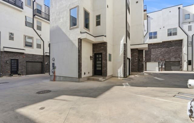3-bedroom rental at 1817 N St Marys St Unit 502 in San Antonio, TX — photo 1