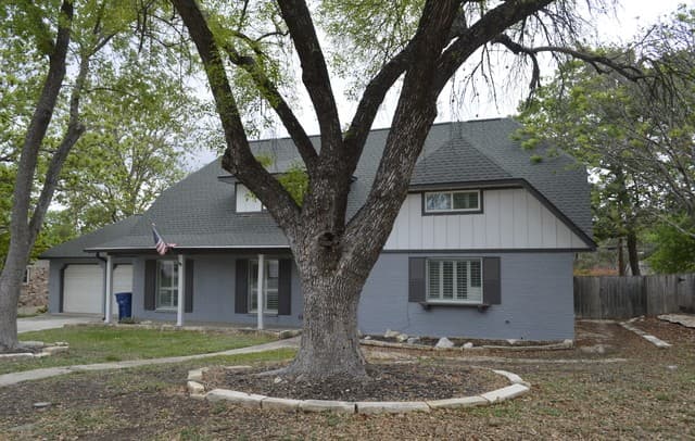 5-bedroom rental at 1003 Fabulous Dr in San Antonio, TX — photo 2