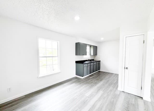 2-bedroom rental at 501 Corley Dr in Devine, TX — photo 3