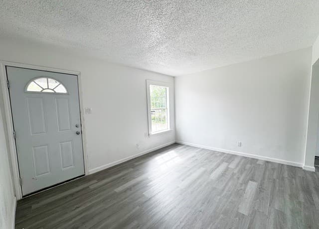 2-bedroom rental at 501 Corley Dr in Devine, TX — photo 4