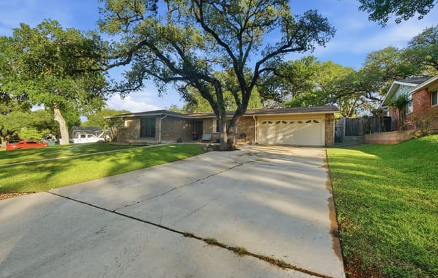 4-bedroom rental at 1299 Cibolo Trl in Universal City, TX — photo 2