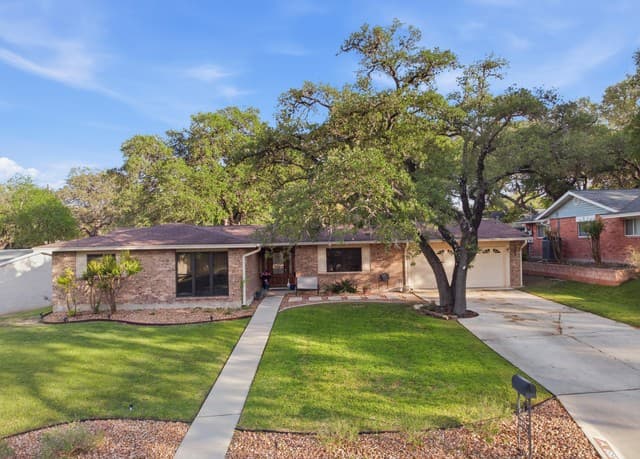4-bedroom rental at 1299 Cibolo Trl in Universal City, TX — photo 3
