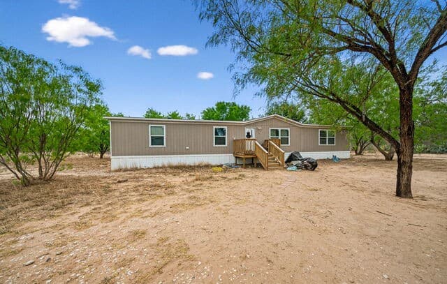 4-bedroom rental at 106 County Road 2672 in Devine, TX — photo 1