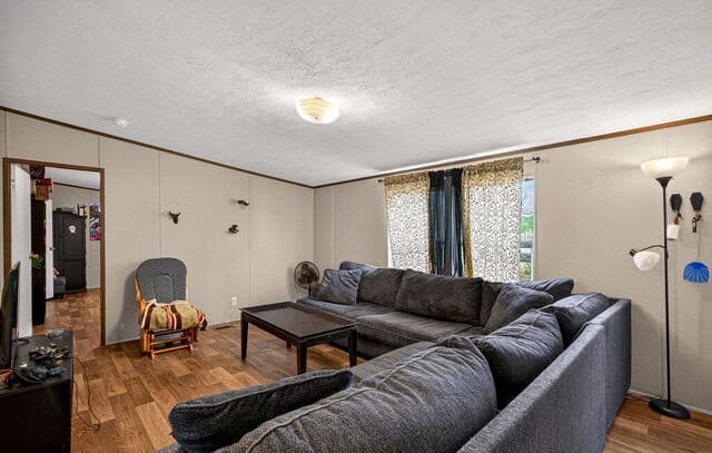 4-bedroom rental at 106 County Road 2672 in Devine, TX — photo 2