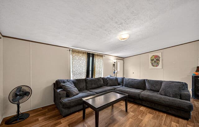 4-bedroom rental at 106 County Road 2672 in Devine, TX — photo 3
