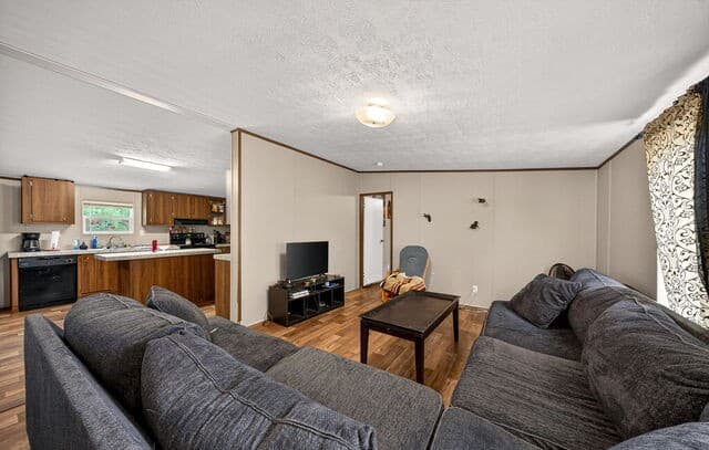 4-bedroom rental at 106 County Road 2672 in Devine, TX — photo 5