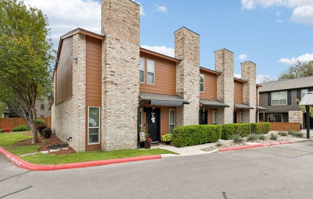 2-bedroom rental at 2718 Old Field Dr Unit 502 in San Antonio, TX — photo 4