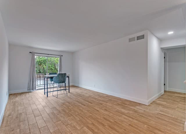 1-bedroom rental at 8058 Broadway Unit 255-T in San Antonio, TX — photo 2