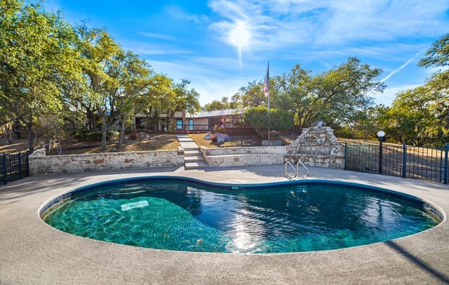 3-bedroom rental at 318 Remington_Dr in Bergheim, TX — photo 3