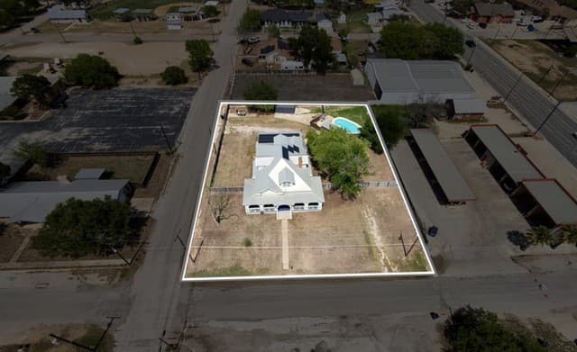 4-bedroom rental at 110 W Benton Ave in Devine, TX — photo 1