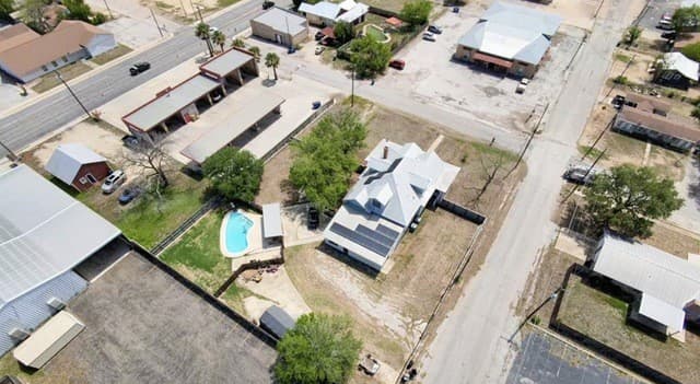 4-bedroom rental at 110 W Benton Ave in Devine, TX — photo 3