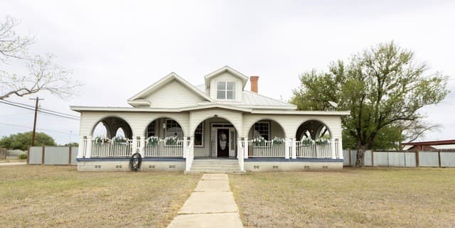 4-bedroom rental at 110 W Benton Ave in Devine, TX — photo 4