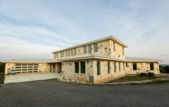 4-bedroom rental at 525 Windmill Dr in Bandera, TX — photo 2