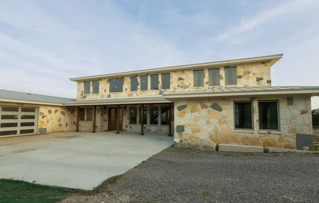 4-bedroom rental at 525 Windmill Dr in Bandera, TX — photo 3