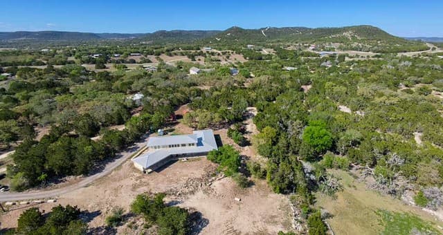 4-bedroom rental at 525 Windmill Dr in Bandera, TX — photo 4
