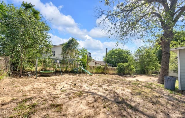 4-bedroom rental at 4236 Lonesome Trl in Von Ormy, TX — photo 3