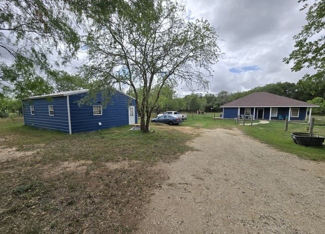 3-bedroom rental at 124 Elm Country Dr in La Vernia, TX — photo 1