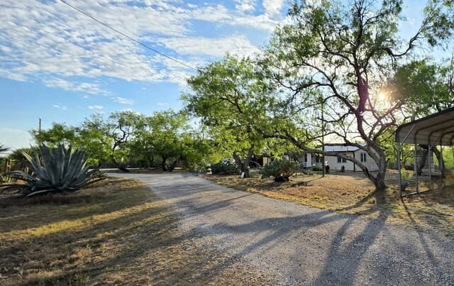 4-bedroom rental at 4029 County Road 117 in Floresville, TX — photo 1