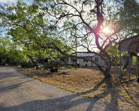 4-bedroom rental at 4029 County Road 117 in Floresville, TX — photo 2