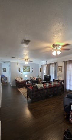 4-bedroom rental at 4029 County Road 117 in Floresville, TX — photo 4