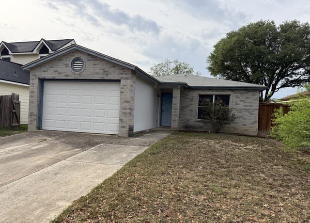 3-bedroom rental at 7643 Chatsworth in San Antonio, TX — photo 1