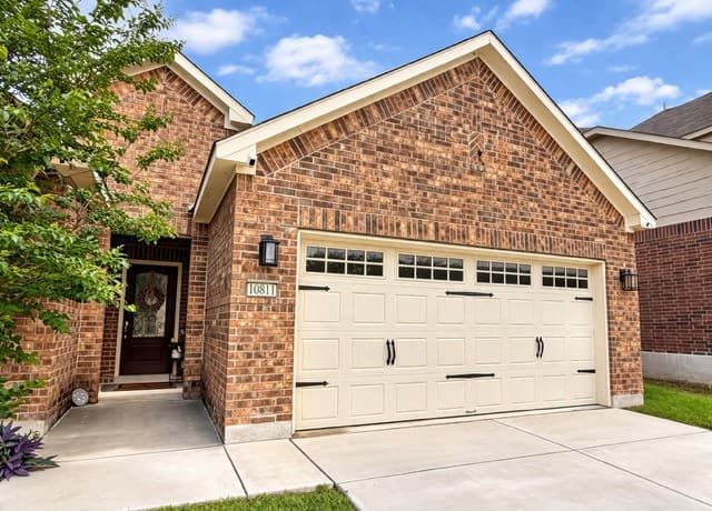 3-bedroom rental at 10811 Yaupon Holly in Helotes, TX — photo 1