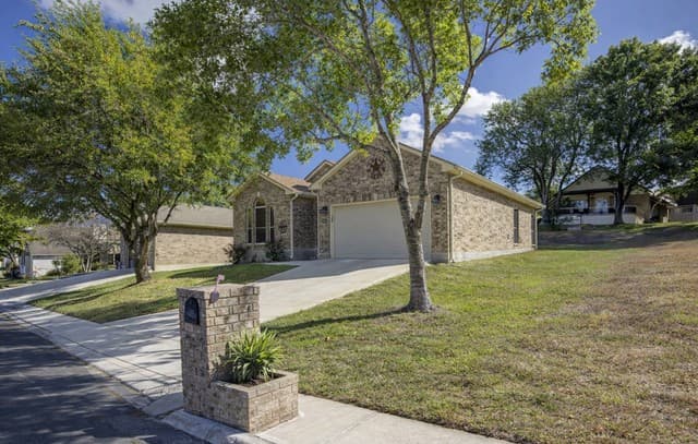 3-bedroom rental at 3705 Hillside in Schertz, TX — photo 2