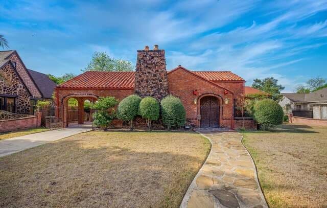 4-bedroom rental at 2150 W Summit Ave in San Antonio, TX — photo 1