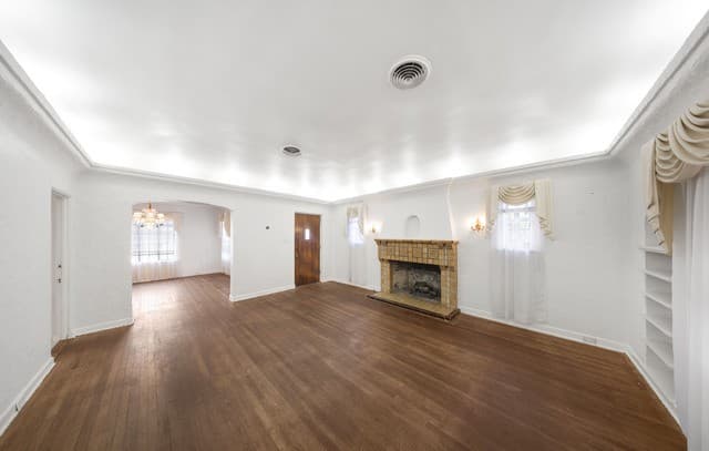 4-bedroom rental at 2150 W Summit Ave in San Antonio, TX — photo 4