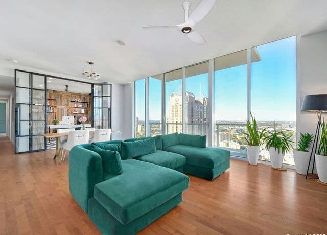 3-bedroom rental at 610 E Market St Unit 2816 in San Antonio, TX — photo 1