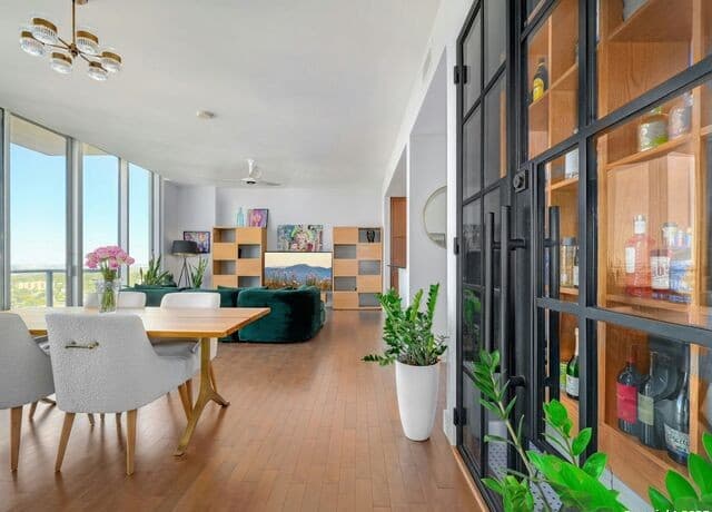 3-bedroom rental at 610 E Market St Unit 2816 in San Antonio, TX — photo 2