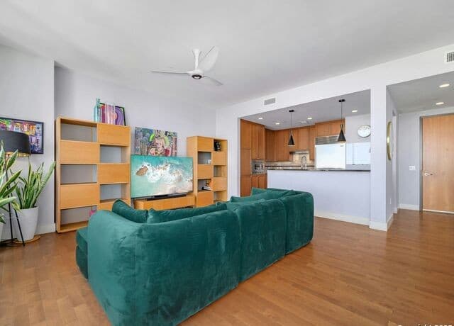 3-bedroom rental at 610 E Market St Unit 2816 in San Antonio, TX — photo 3