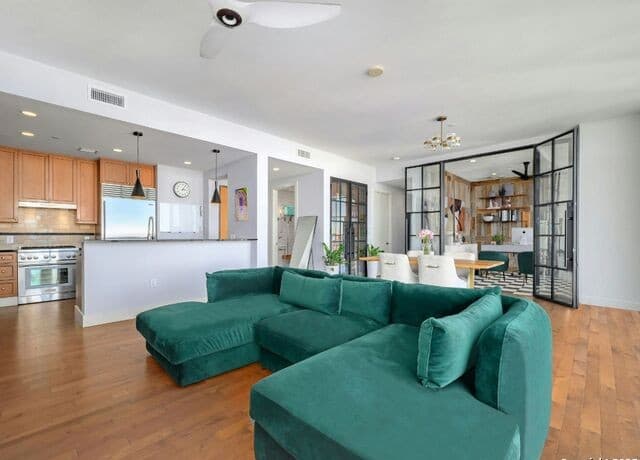 3-bedroom rental at 610 E Market St Unit 2816 in San Antonio, TX — photo 5
