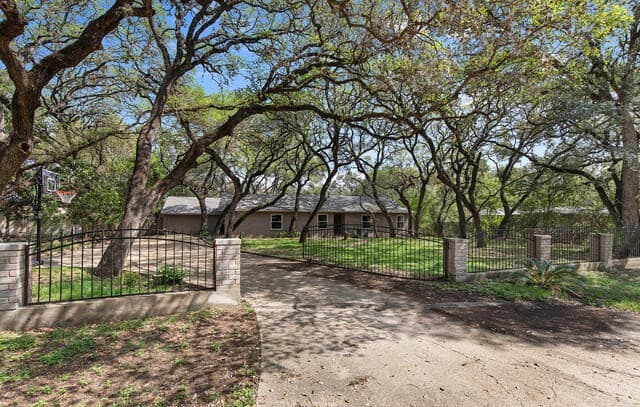 3-bedroom rental at 210 S Manton Ln in Castle Hills, TX — photo 1