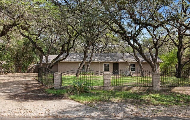 3-bedroom rental at 210 S Manton Ln in Castle Hills, TX — photo 2
