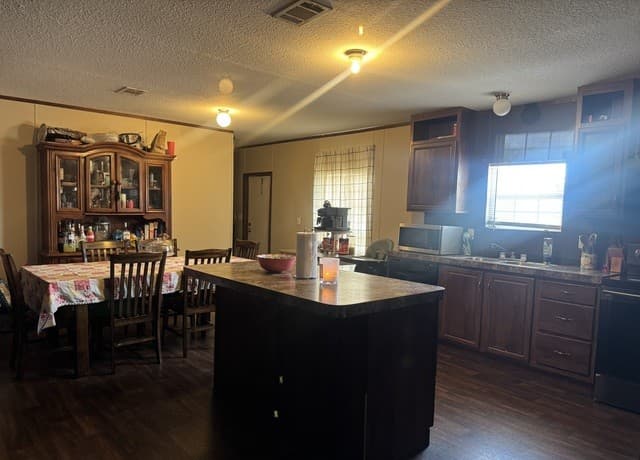 4-bedroom rental at 305 E Runge in Karnes City, TX — photo 5