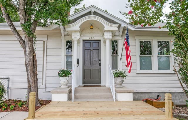 2-bedroom rental at 206 Claremont in San Antonio, TX — photo 1