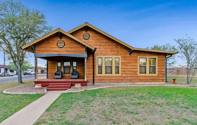 3-bedroom rental at 201 Brinkoeter St in Poth, TX — photo 1