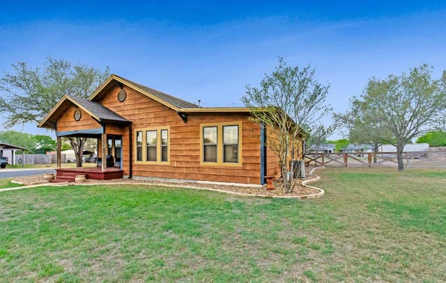 3-bedroom rental at 201 Brinkoeter St in Poth, TX — photo 2